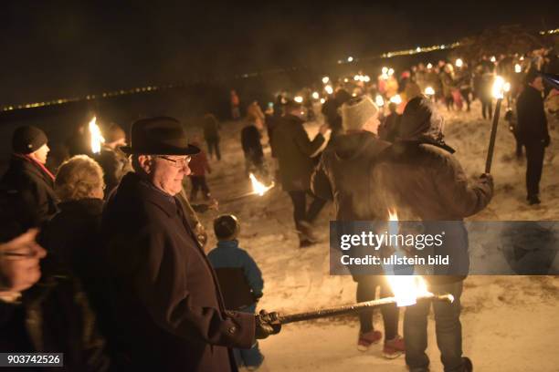 Silvesterfeierlichkeiten in der isländischen Hauptstadt Reykjavik beginnen traditionell mit einem Lagerfeuer, die in verschiedenen Stdtteilen, wie...