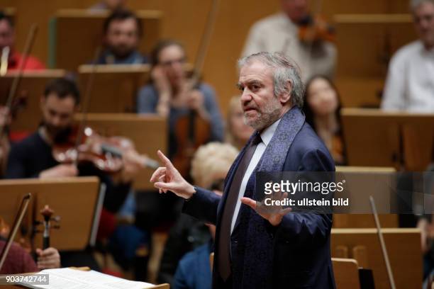 Valery Abisalovic Gergiev leitet die Münchener Philharmoniker am 19. Februar 2017 in der Philharmonie Köln