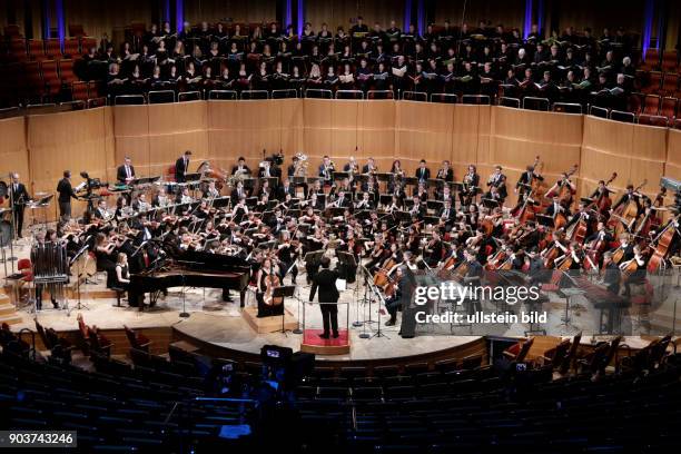 Bruno Mantovani leitet die Junge Deutsche Philharmonie in Begleitung der Chöre der Kölner Dommusik und des Vokalensemble Kölner Dom sowie das...