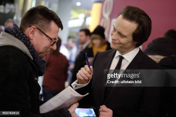 Schauspieler August Diehl gibt Autogramme im RadioEins Berlinale Nighttalk aus derr XXLounge am Rande der 67. Berlinale