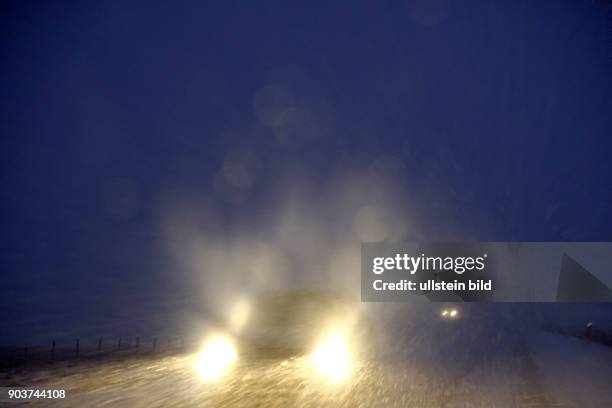 Schlechte Sicht bei einem Schneesturm auf der Ringstrasse 1 zwischen Borgarnes und Reykjavik