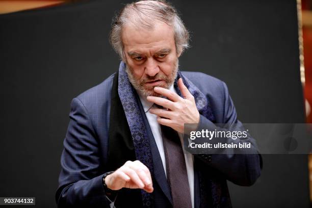 Valery Abisalovic Gergiev leitet die Münchener Philharmoniker in Begleitung des russischen Pianisten Daniil Trifonov am 19. Februar 2017 in der...