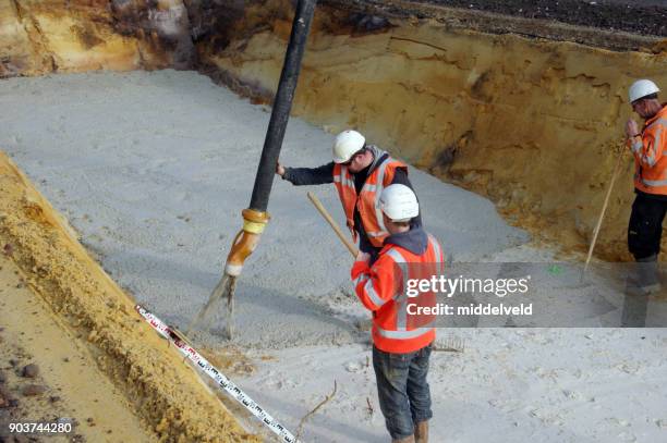 eingießen konkrete - wasserpumpe stock-fotos und bilder