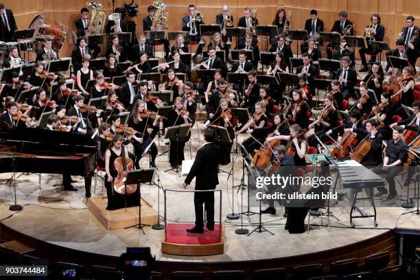 Bruno Mantovani leitet die Junge Deutsche Philharmonie in Begleitung der Chöre der Kölner Dommusik und des Vokalensemble Kölner Dom sowie das...