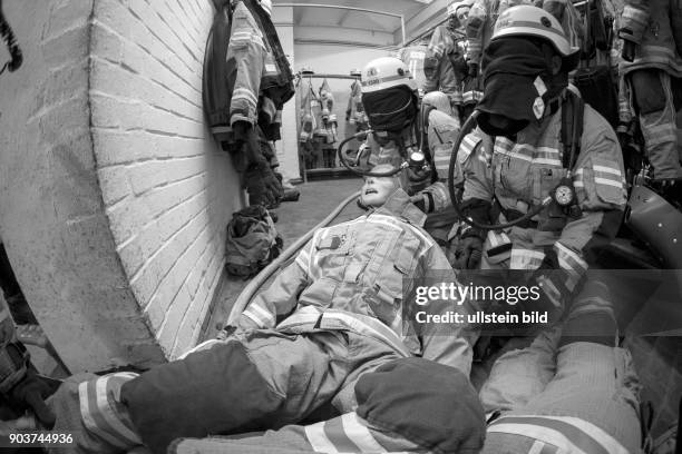 Feuerwehrleute der Atemschutznotfall-Trainierten-Staffel der Feuerwache 1300 in Berlin-Prenzlauer trainieren auf der Wache für den Ernstfall. Geübt...