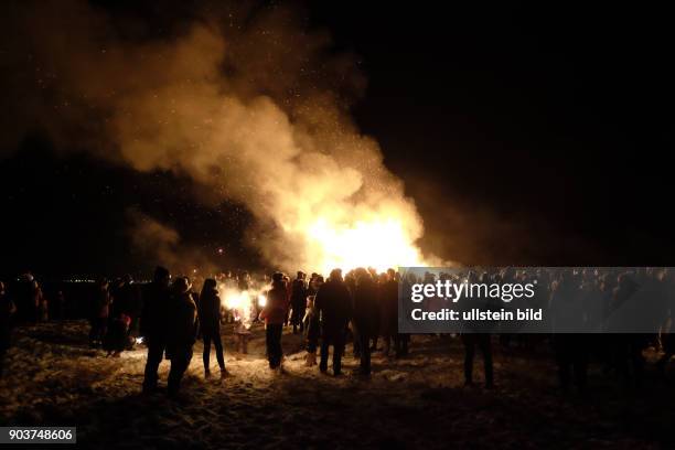 Silvesterfeierlichkeiten in der isländischen Hauptstadt Reykjavik beginnen traditionell mit einem Lagerfeuer, die in verschiedenen Stdtteilen...