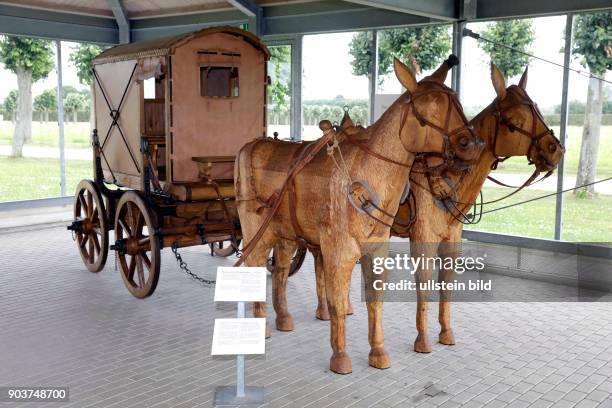 Archäologische Park in Xanten Das Bild zeigt: Die Rekonstruktion von drei römischen Wagen - Das cisium war ein leichter Reisewagen für zwei Personen...