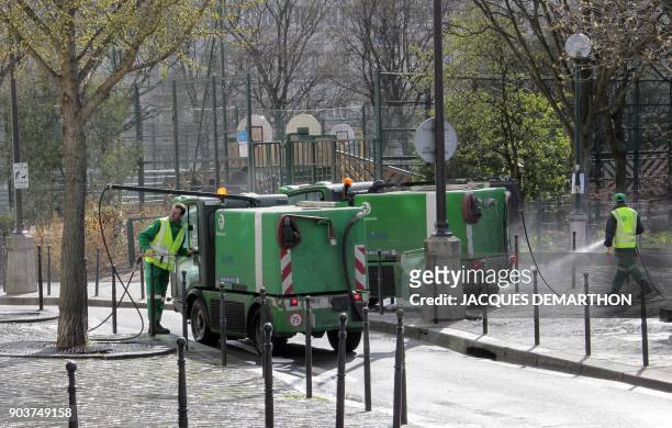 Des employés de la ville de Paris nettoient à l'aide de leur mini camions, les rues et trottoirs, le 1er avril 2010, dans le 20ème arrondissement de...