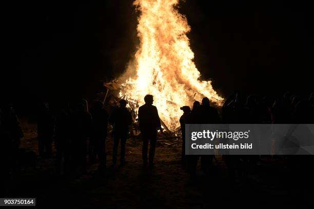 Silvesterfeierlichkeiten in der isländischen Hauptstadt Reykjavik beginnen traditionell mit einem Lagerfeuer, die in verschiedenen Stdtteilen, wie...