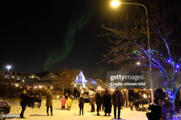 Silvesterfeierlichkeiten in der isländischen Hauptstadt Reykjavik beginnen traditionell mit einem Lagerfeuer, die in verschiedenen Stdtteilen...