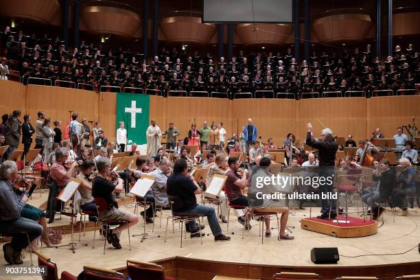 Thomas Neuhoff leitet das Gürzenich Orchester Köln in Begleitung des amerikanischen Baritons Jubilant Sykes , des Tenor Ronald Samm und Konstantin...