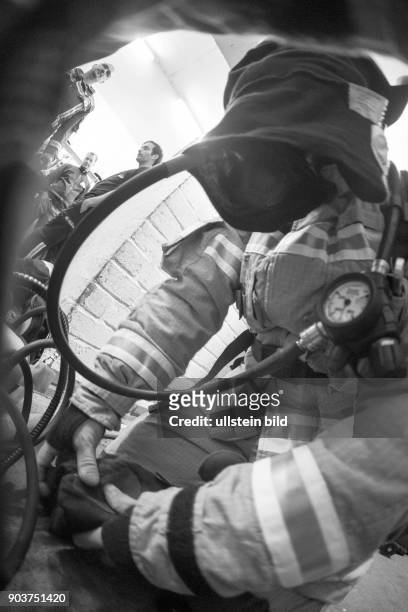 Feuerwehrleute der Atemschutznotfall-Trainierten-Staffel der Feuerwache 1300 in Berlin-Prenzlauer trainieren auf der Wache für den Ernstfall. Geübt...
