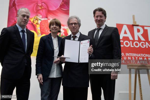 Raimund Thomas erhält den mit 10 000 Euro dotierten Art-Cologne-Preis 2016. Mit der Auszeichnung werden jährlich eine Persönlichkeit geehrt, die sich...