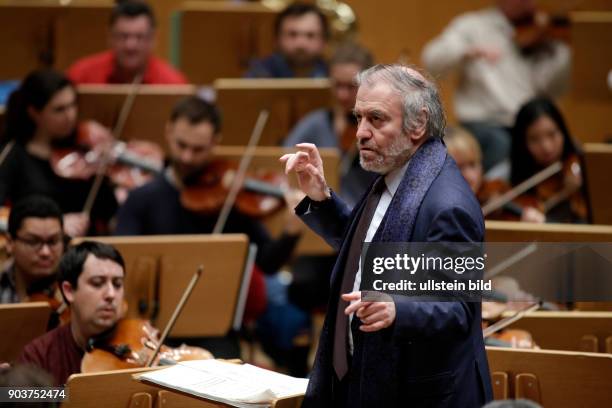 Valery Abisalovic Gergiev leitet die Münchener Philharmoniker am 19. Februar 2017 in der Philharmonie Köln