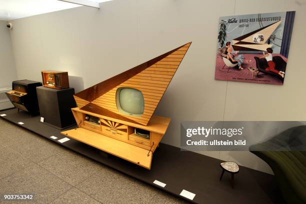 Die Ausstellung über 120 Jahre Design von Rundfunkgeräten "RADIO Zeit? gastiert vom 19. Januar bis 05. Juni 2016 im Museums für Angewante Kunst in...