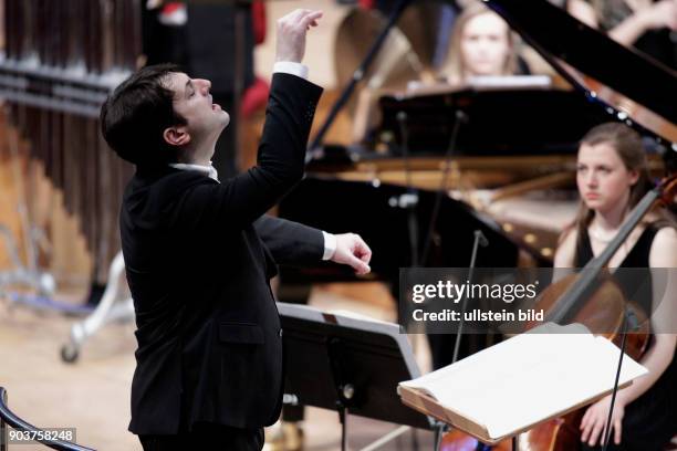 Bruno Mantovani leitet die Junge Deutsche Philharmonie in Begleitung der Chöre der Kölner Dommusik und des Vokalensemble Kölner Dom sowie das...