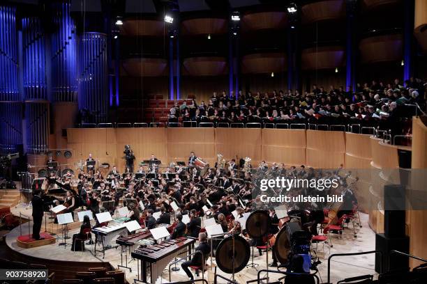 Bruno Mantovani leitet die Junge Deutsche Philharmonie in Begleitung der Chöre der Kölner Dommusik und des Vokalensemble Kölner Dom sowie das...