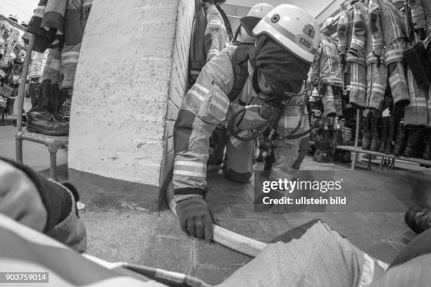 Feuerwehrleute der Atemschutznotfall-Trainierten-Staffel der Feuerwache 1300 in Berlin-Prenzlauer trainieren auf der Wache für den Ernstfall. Geübt...