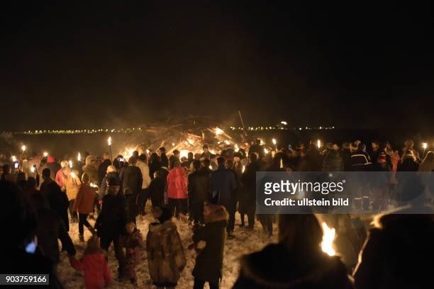 Silvesterfeierlichkeiten in der isländischen Hauptstadt Reykjavik beginnen traditionell mit einem Lagerfeuer, die in verschiedenen Stdtteilen, wie...