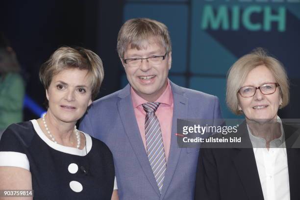 Fürstin Gloria von Thurn und Taxis ist Gast bei Sandra Maischbergers Sendung "Ich stelle mich". Überraschunsgäste sind: v.l.: Dr Wilhelm Imkamp ,...