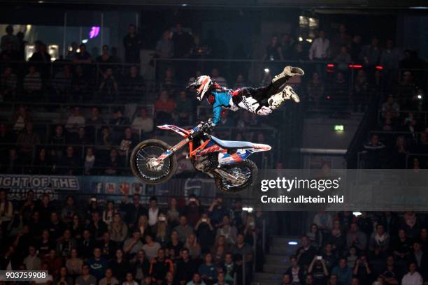 Night of the Jumps Die besten Freestyle Motocrosser der Welt jagen unter dem Dach der Lanxessarena nach Punkten in drei 3 Disziplinen: ß Freestyle, ß...