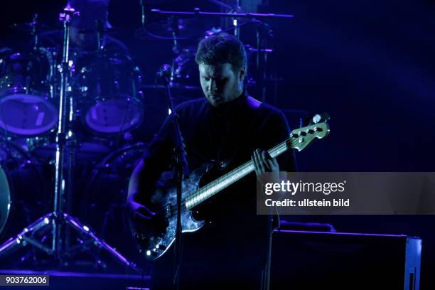 The Australian Pink Floyd Show "Das Beste vom Besten"-Tour The Australian Pink Floyd Show besteht aus Steve Mac , David Domminney Fowle , Colin...