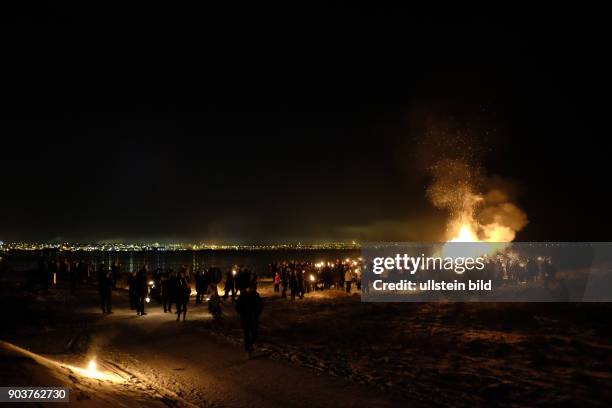 Silvesterfeierlichkeiten in der isländischen Hauptstadt Reykjavik beginnen traditionell mit einem Lagerfeuer, die in verschiedenen Stdtteilen...