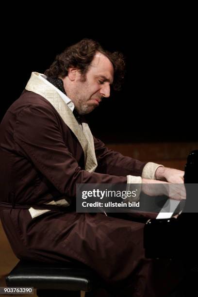 Chilly Gonzales gastiert in Begleitung des Kaiser QuartetPhilharmonie Köln