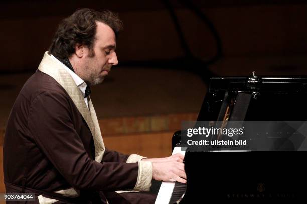 Chilly Gonzales gastiert in Begleitung des Kaiser QuartetPhilharmonie Köln