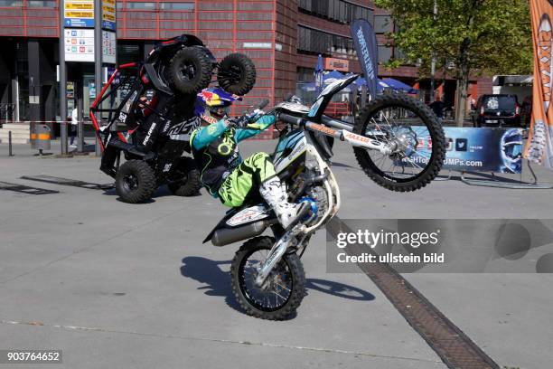 Night of the Jumps Die besten Freestyle Motocrosser der Welt jagen unter dem Dach der Lanxessarena nach Punkten in drei 3 Disziplinen: ß Freestyle, ß...