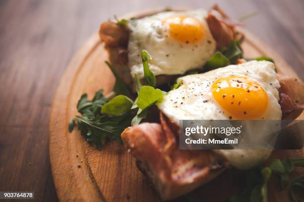 spiegeleier sonnenseite bis auf baguette, schinken und rucola - setzei stock-fotos und bilder