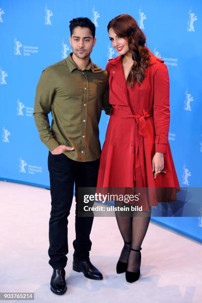 Schauspieler Manish Dayal und Schauspielerin Huma Qureshi während des Photo Calls zum Film VICEROY'S HOUSE anlässlich der 67. Berlinale