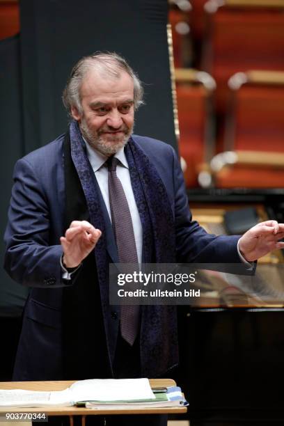 Valery Abisalovic Gergiev leitet die Münchener Philharmoniker in Begleitung des russischen Pianisten Daniil Trifonov am 19. Februar 2017 in der...