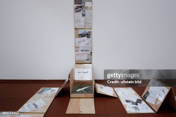 Huang Yong Ping erhält für seine Arbeit "Mémorandum: Bat Project I, II, III, 2001-2003" Holz, Fotografien, Papierseitenm Modellflugzeug in Kiste: 50...