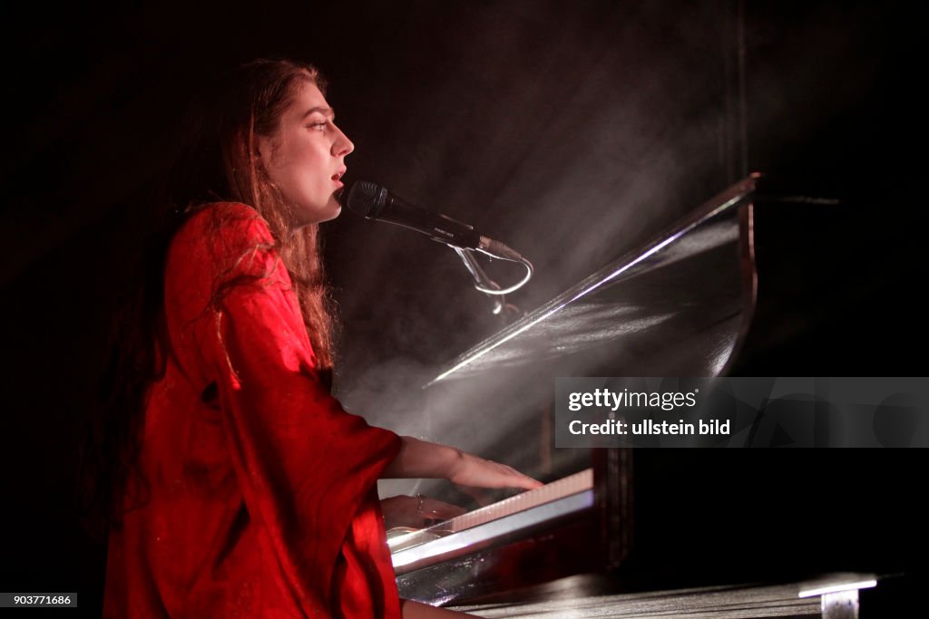 Englische Popsängerin Jasmine van den Bogaerde alias Birdy gastiert auf ihrer "Beautiful Lies"-Tour in der Live Music Hall Köln