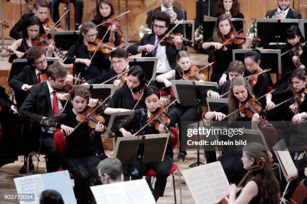 Bruno Mantovani leitet die Junge Deutsche Philharmonie in Begleitung der Chöre der Kölner Dommusik und des Vokalensemble Kölner Dom sowie das...