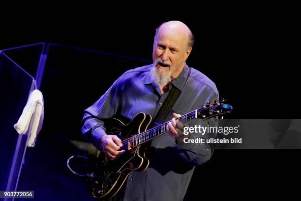 John Scofield gastiert in Begleitung von Gerald Clayton , Steve Swallow und Bill Stewart auf seiner "Country Songs"-TourPhilharmonie Köln