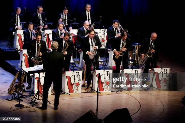 Pepe Lienhard gastiert mit seiner 17-köpfigen Big Band auf seiner "Swing Live"-Tour Die Pepe Lienhard Big Band besteht aus: Pepe Lienhard , Dorethea...