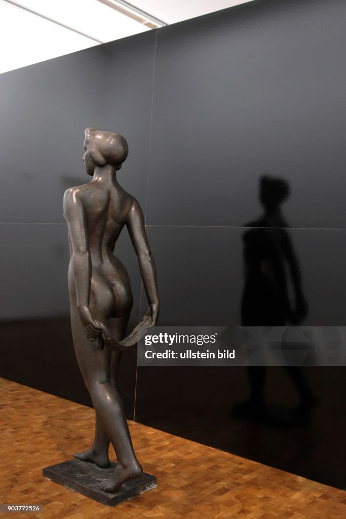 Österreichische Künstler Heimo Zobernig gastiert im Rahmen der neuen Ausstellungsreihe "Von Hier und Jetzt" vom 20. Februar bis 22. Mai 2016 im Museum Ludwig Köln