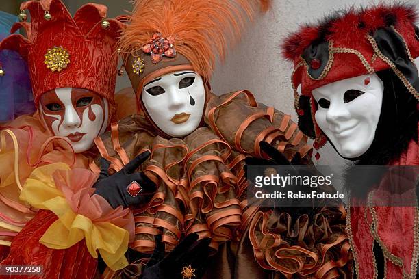 arlequín tres máscaras con el vestuario en el carnaval de venecia (xxl - harlequin fotografías e imágenes de stock