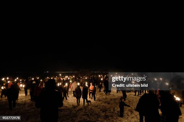 Silvesterfeierlichkeiten in der isländischen Hauptstadt Reykjavik beginnen traditionell mit einem Lagerfeuer, die in verschiedenen Stdtteilen...