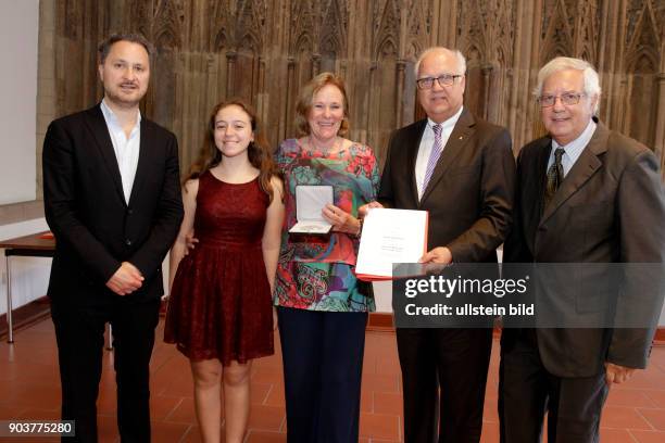 Josef Haubrich wird von der Stadt Köln posthum für seiner Verdienste mit der Jabach-Medaille ausgezeichnet. In Vertretung von Oberbürgermeisterin...