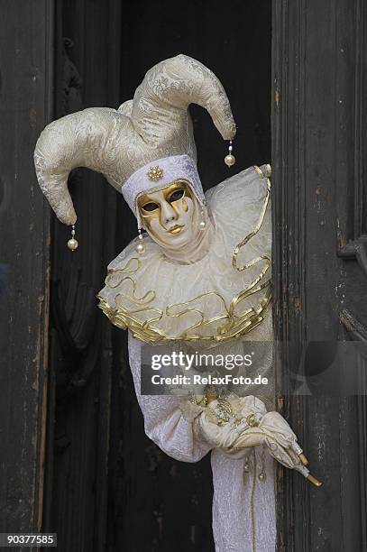 körpermaske mit weißer jester kostüm im karneval in venedig (xxl - jester stock-fotos und bilder