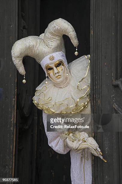 マスクにホワイトの道化師の衣装にベニスのカーニバル(xxl - jester ストックフォトと画像