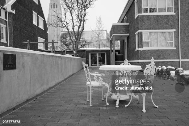 Tisch und Stühle stehen vor einem wohnhaus im Stadtzentrum von Reykjavik