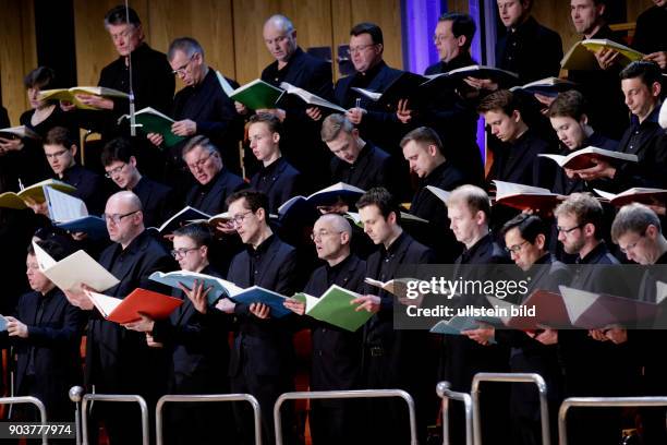 Bruno Mantovani leitet die Junge Deutsche Philharmonie in Begleitung der Chöre der Kölner Dommusik und des Vokalensemble Kölner Dom sowie das...
