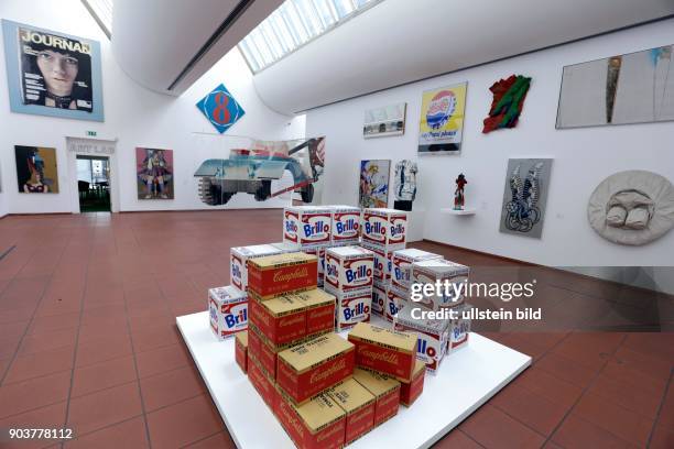 Neupräsentation der Sammlung des Museum Ludwig in Kön Foto zeigt das 1. OG mit der Pop Art v.l.: Andy Warhol, Jackie Triptychon, Franz Gertsch,...