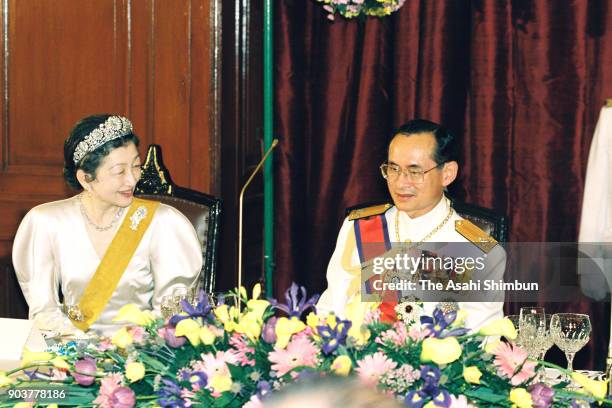 Empress Michiko attends the dinner with King Bhumibol Adulyadej of Thailand at the Grand Palace on September 27, 1991 in Bangkok, Thailand.