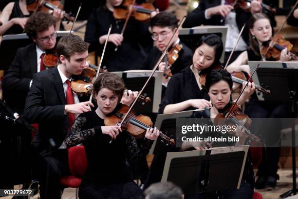Bruno Mantovani leitet die Junge Deutsche Philharmonie in Begleitung der Chöre der Kölner Dommusik und des Vokalensemble Kölner Dom sowie das...