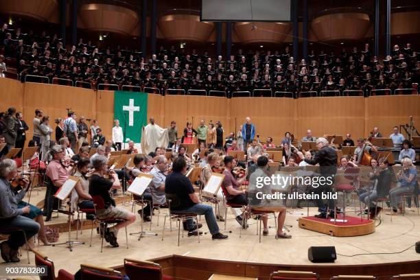 Thomas Neuhoff leitet das Gürzenich Orchester Köln in Begleitung des amerikanischen Baritons Jubilant Sykes , des Tenor Ronald Samm und Konstantin...